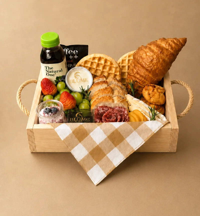 Cesta Herança — croissant, waffles, queijos, frutas e drip coffee em bandeja com alças de sisal