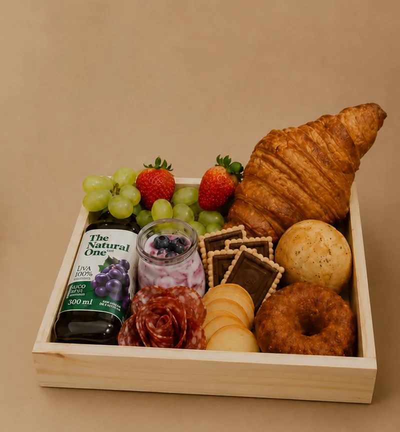 Cesta Legado — croissant, mini bolo, frutas e frios em bandeja de pinus